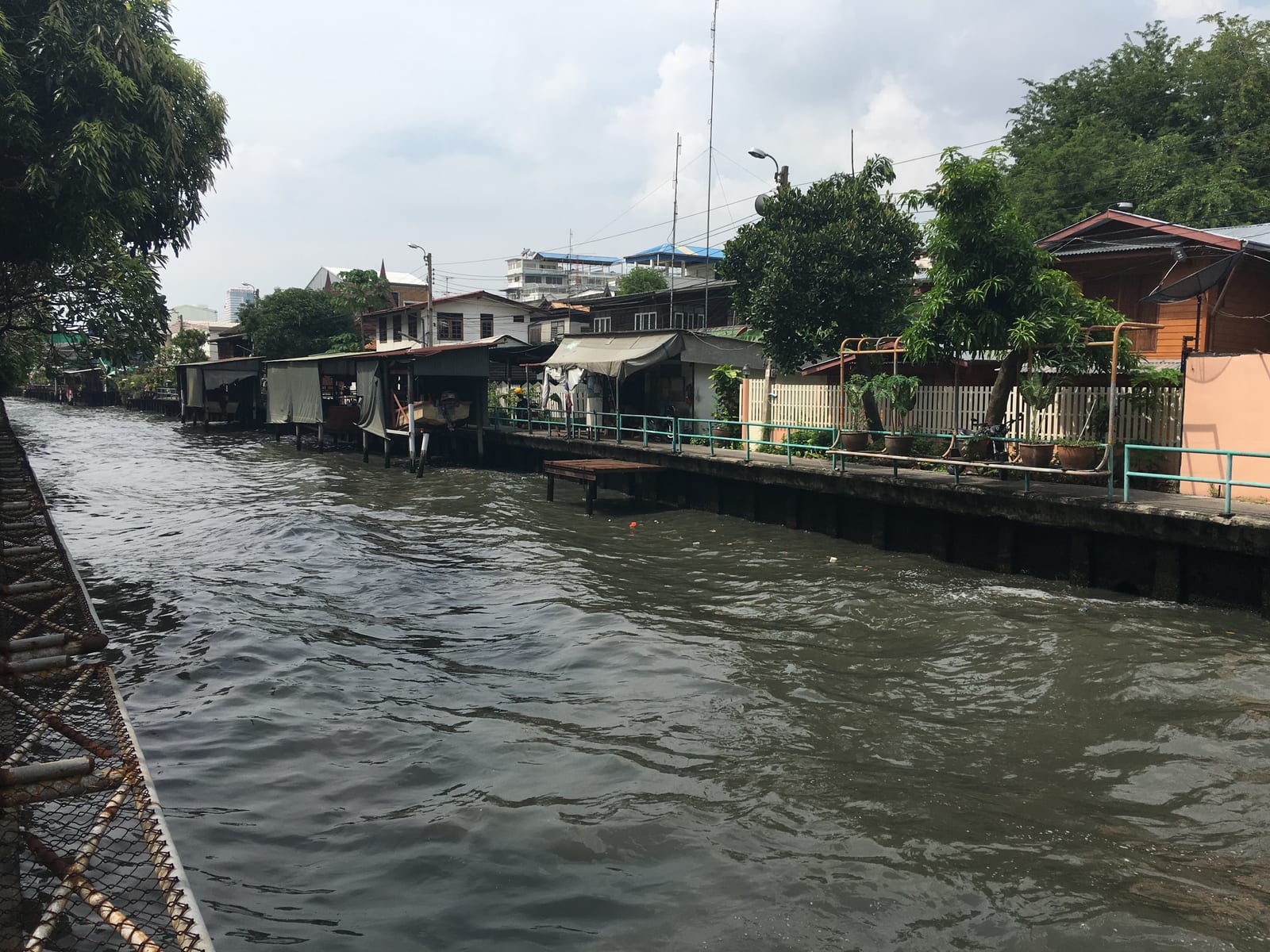 ชุมชนบ้านครัว (Baan Krua Silk Community)