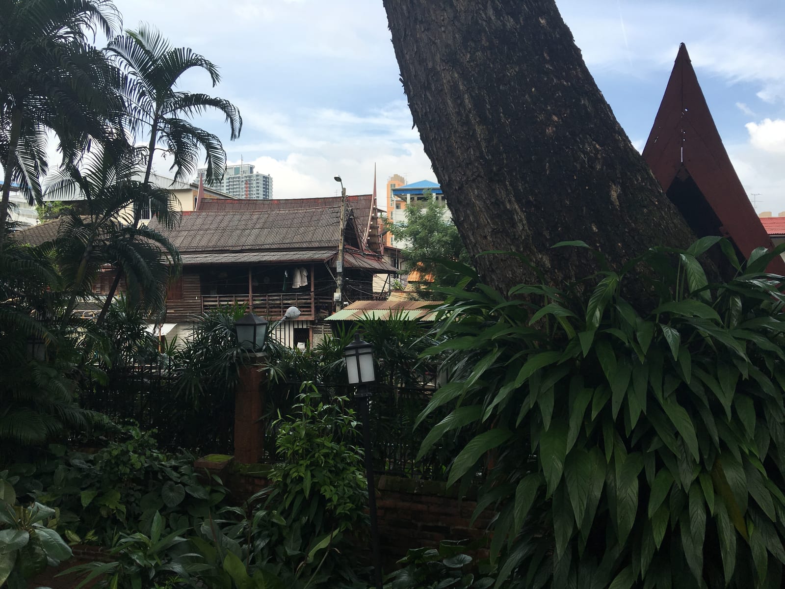ชุมชนบ้านครัว (Baan Krua Silk Community)