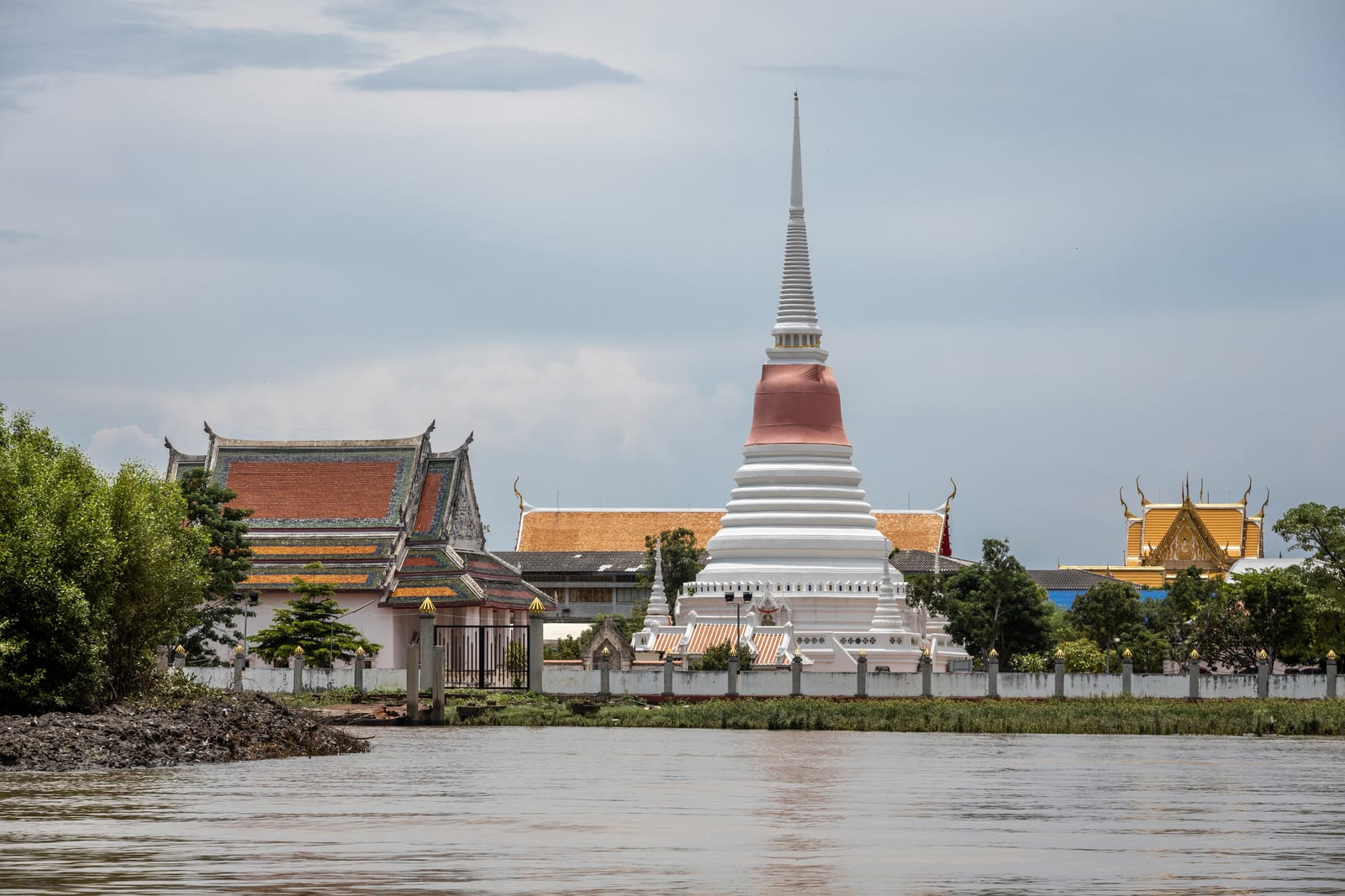 องค์พระสมุทรเจดีย์ (พระเจดีย์กลางน้ำ)