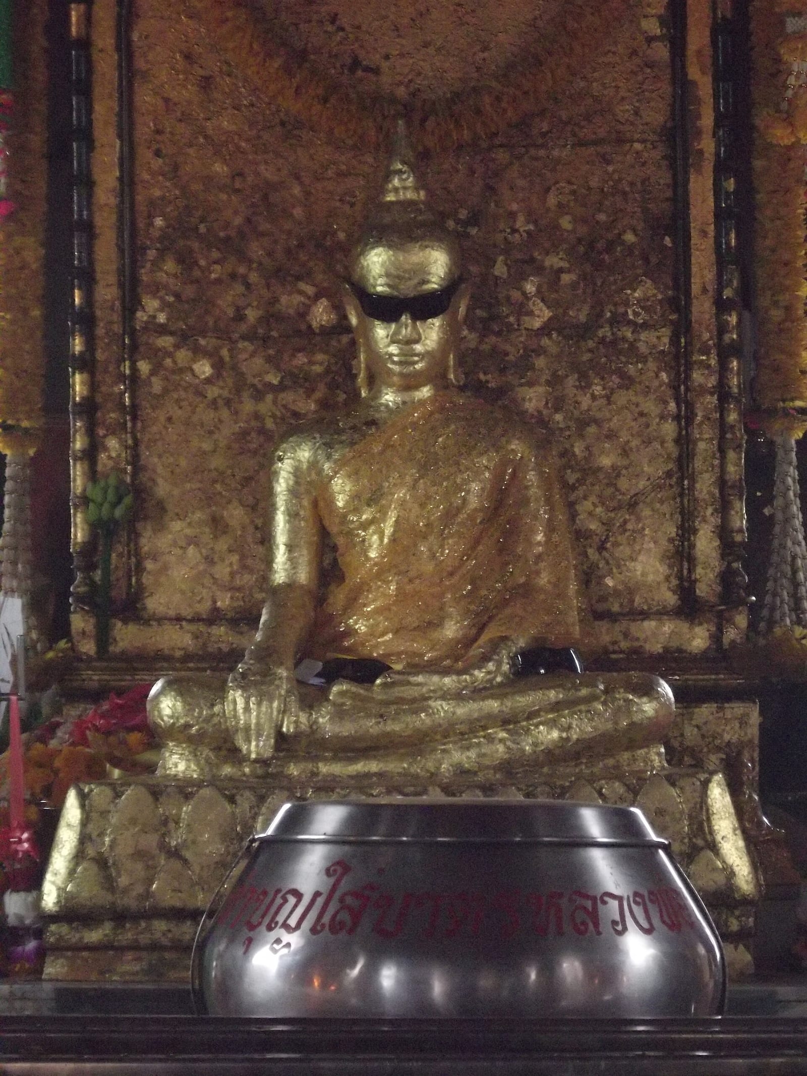 วัดโกรกกราก (หลวงพ่อปู่สวมแว่นตาดำ)