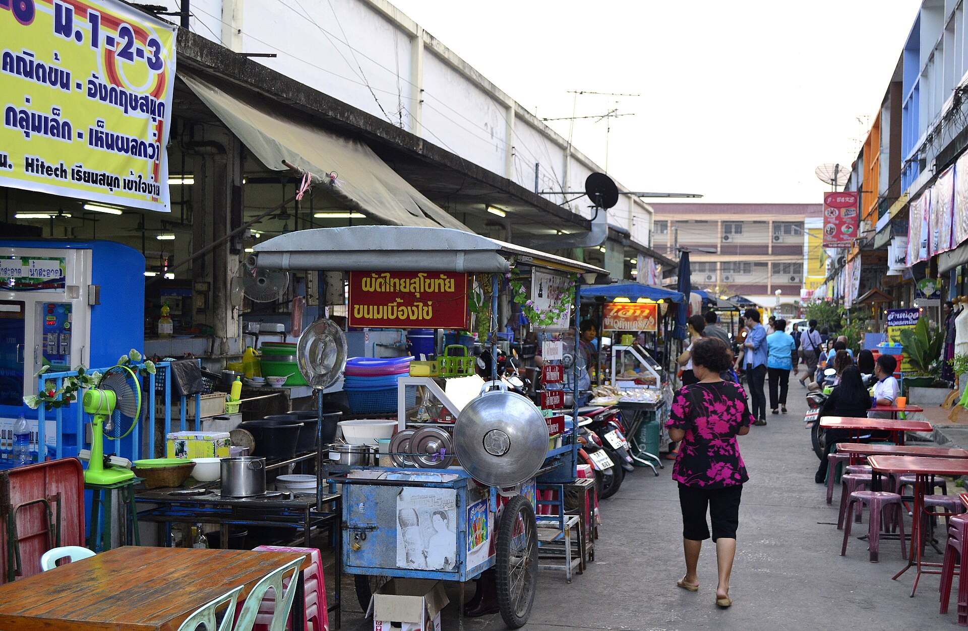 ตลาดโต้รุ่งสุโขทัย (ถนนประเสริฐพงษ์)