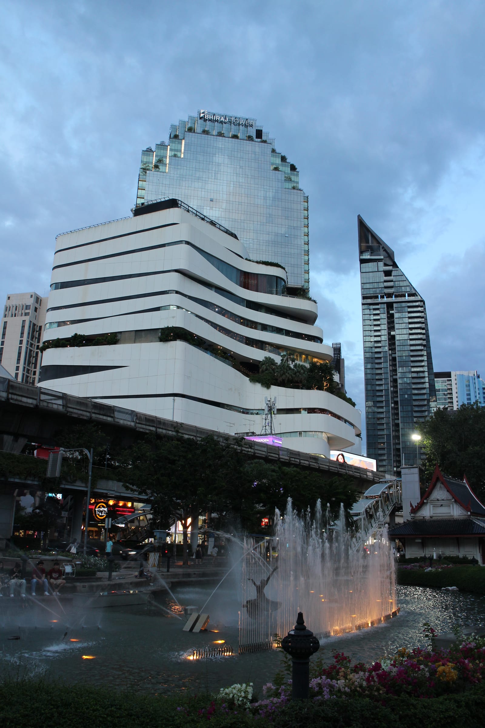 ดิ เอ็มควอเทียร์ (The EmQuartier) — Helix & Quartier Water Garden