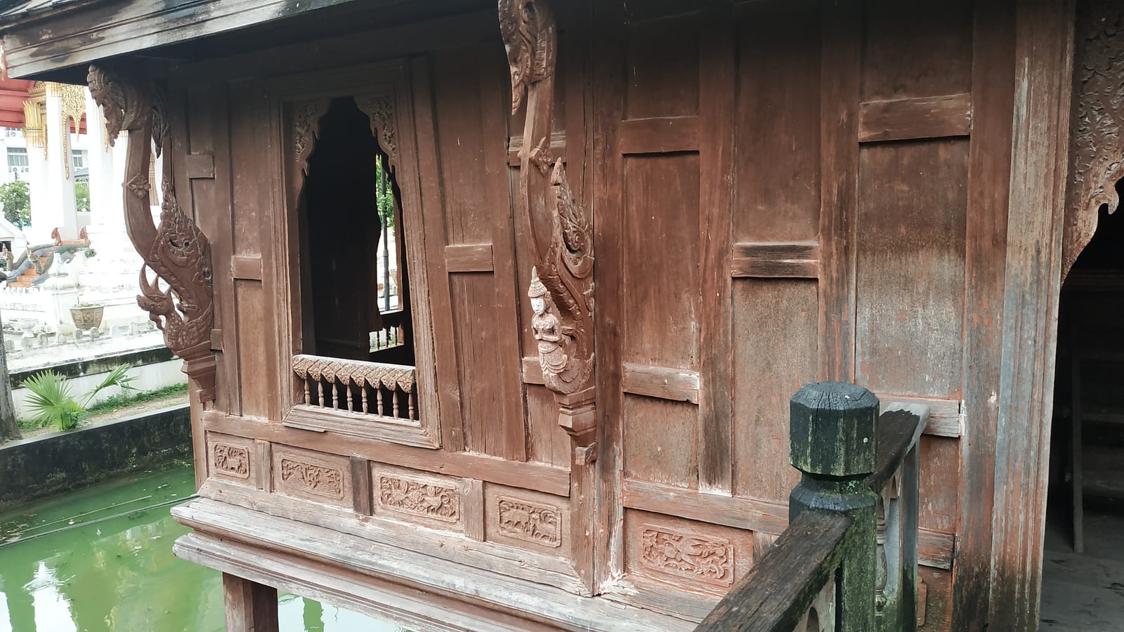 วัดทุ่งศรีเมือง (หอไตรกลางน้ำ)
