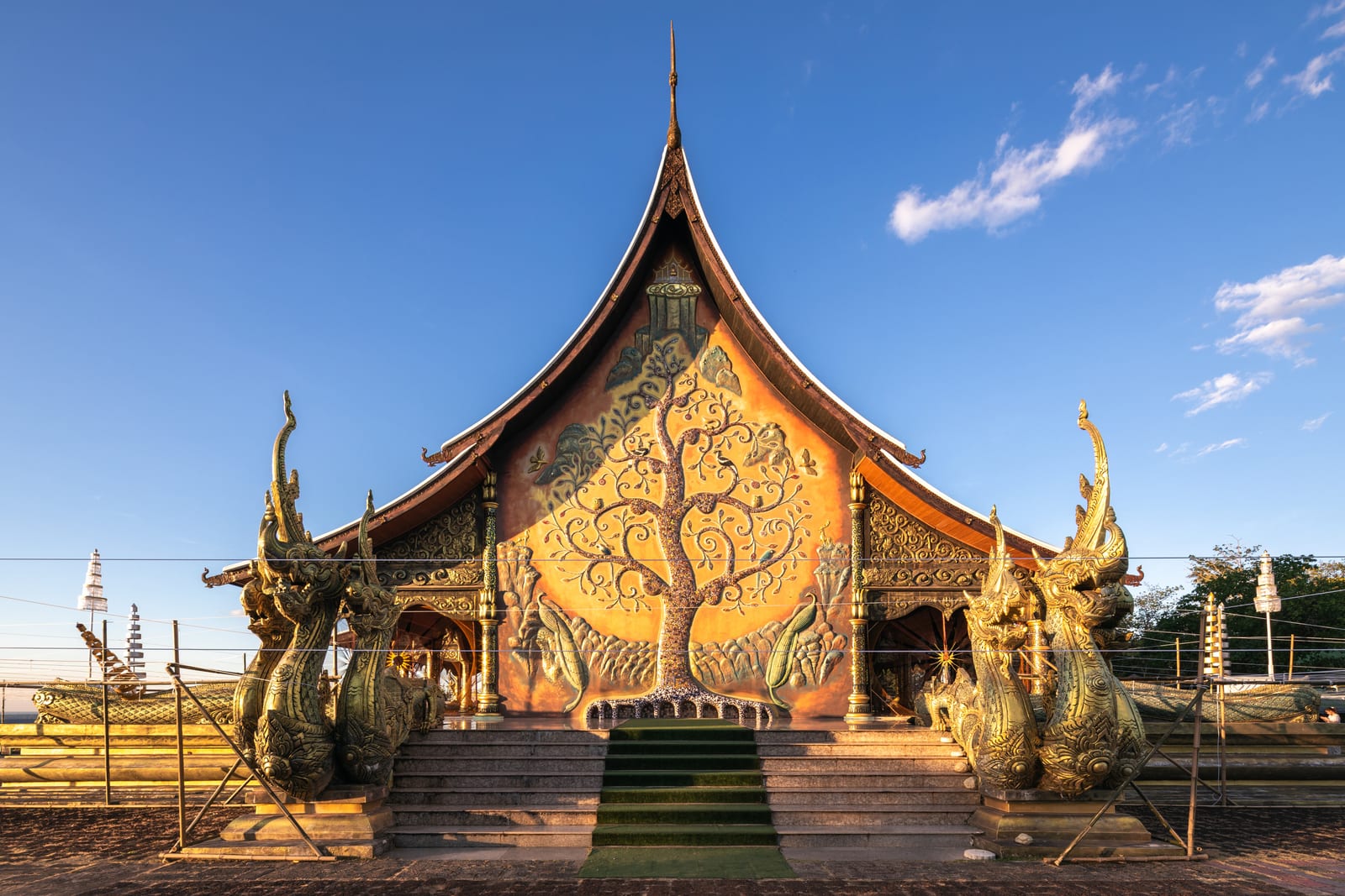 วัดสิรินธรวรารามภูพร้าว (วัดเรืองแสง)