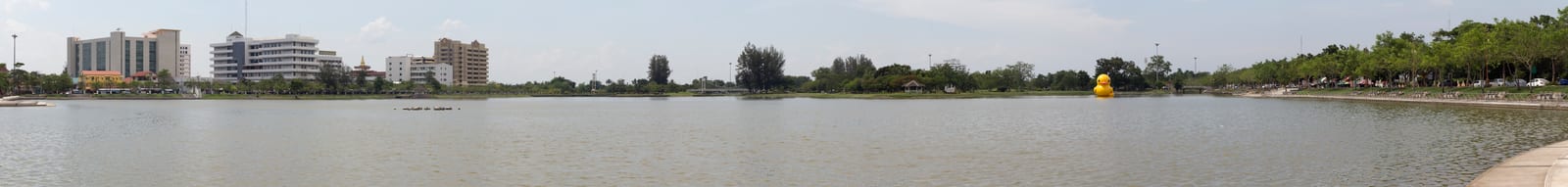 สวนสาธารณะหนองประจักษ์ศิลปาคม (เป็ดเหลืองยักษ์)