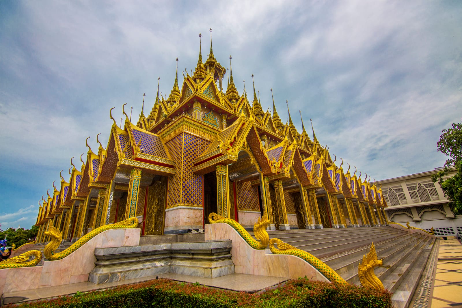 Wat Tha Sung (Wat Chantaram) — Crystal Viharn and Golden Castle