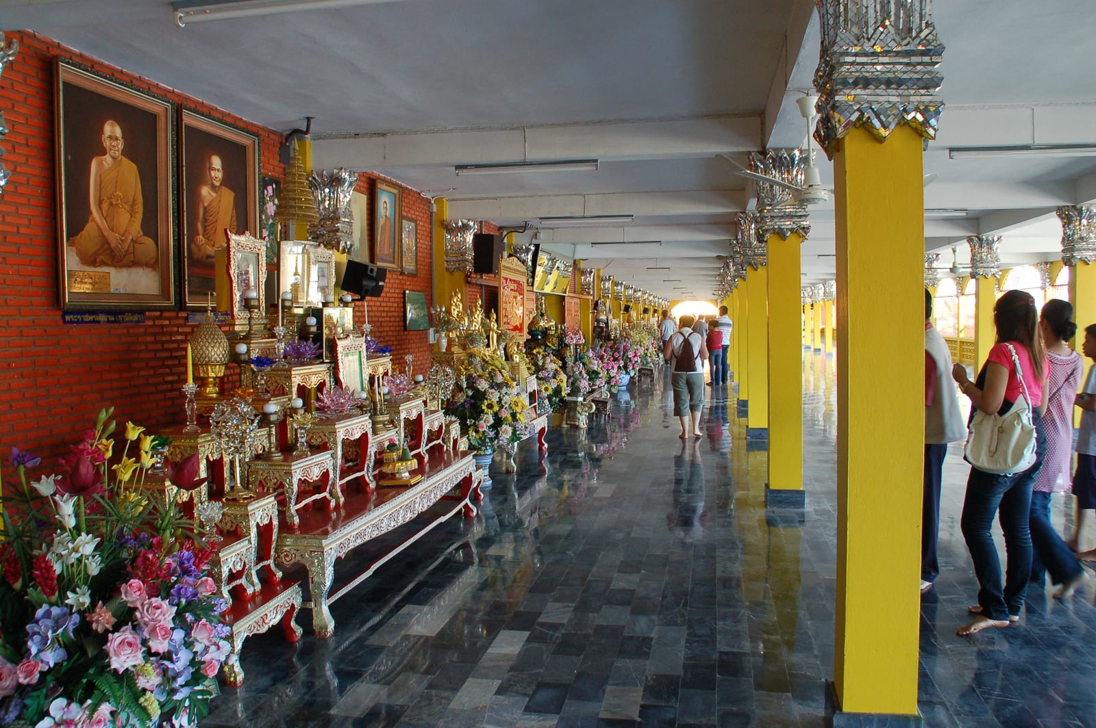 Wat Tha Sung (Wat Chantaram) — Crystal Viharn and Golden Castle