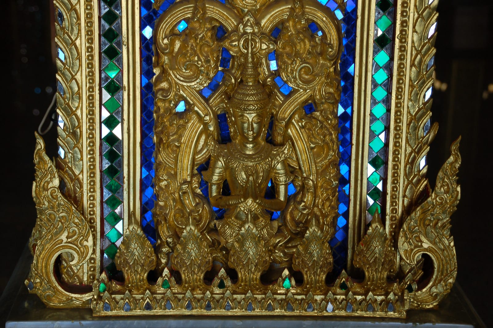 Wat Tha Sung (Wat Chantaram) — Crystal Viharn and Golden Castle