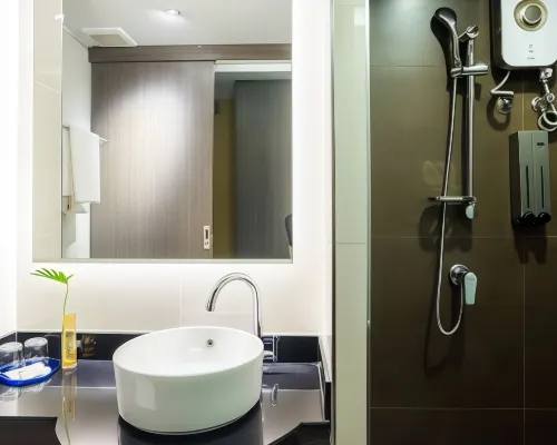 บริเวณส่วนกลางและล็อบบี้ของ Aim House Bangkok โรงแรม 3 ดาวใกล้ BTS กรุงธนบุรี