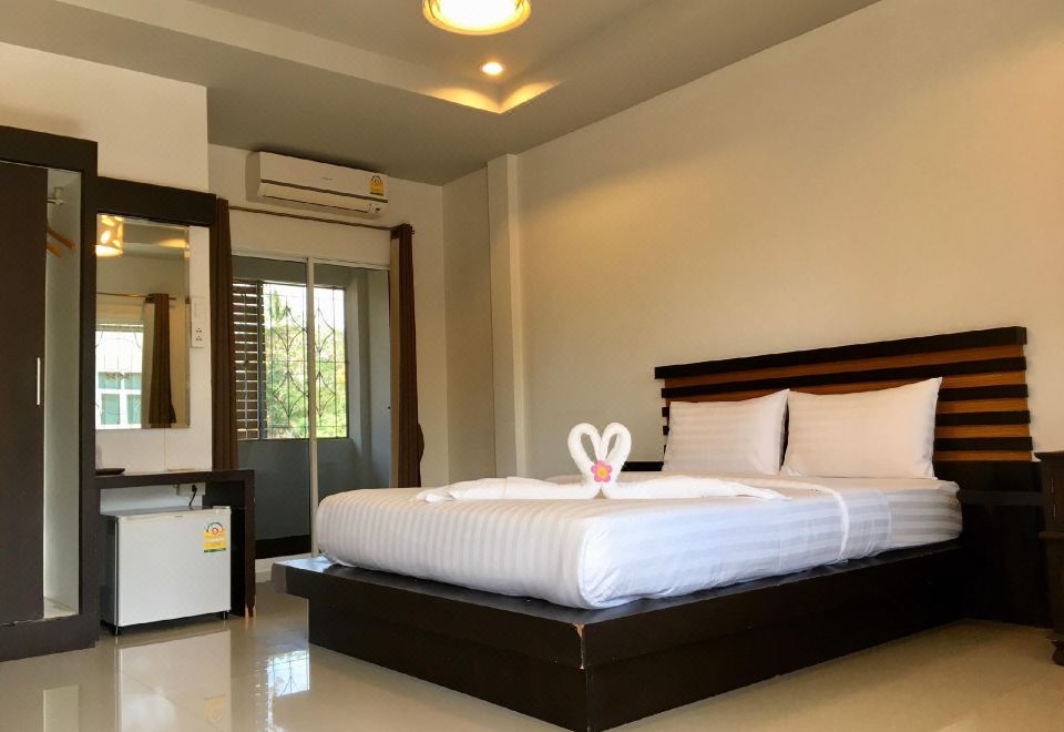 ห้องพักกว้างสะอาดของ Baan Ing Daan อำนาจเจริญ โทนสีเรียบสบายตา