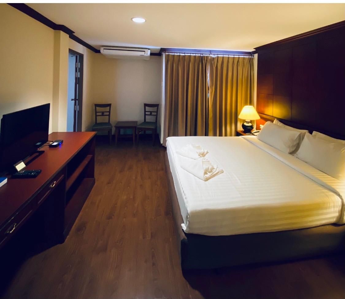 ห้องพักของ Faikid Hotel อำนาจเจริญ เตียงใหญ่ ผ้าปูสะอาด แอร์ ทีวี และตู้เย็นในห้อง