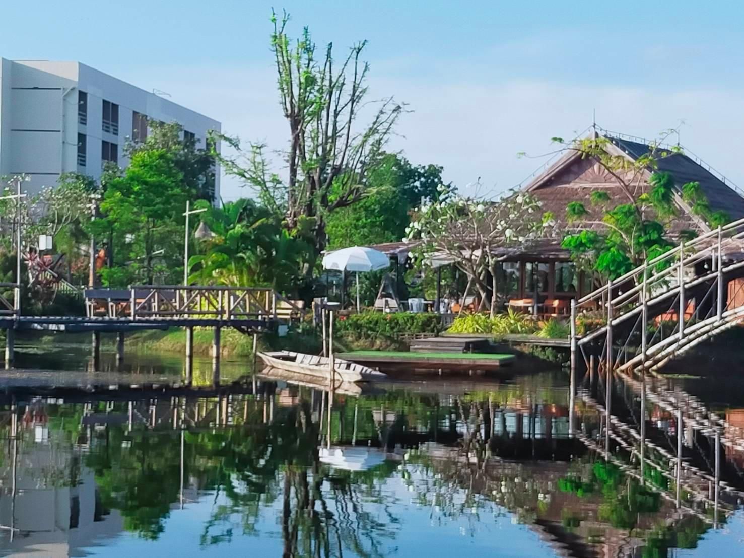 มุมร้านอาหารและสวนของ Faikid Hotel อำนาจเจริญ บรรยากาศร่มรื่นเป็นกันเอง