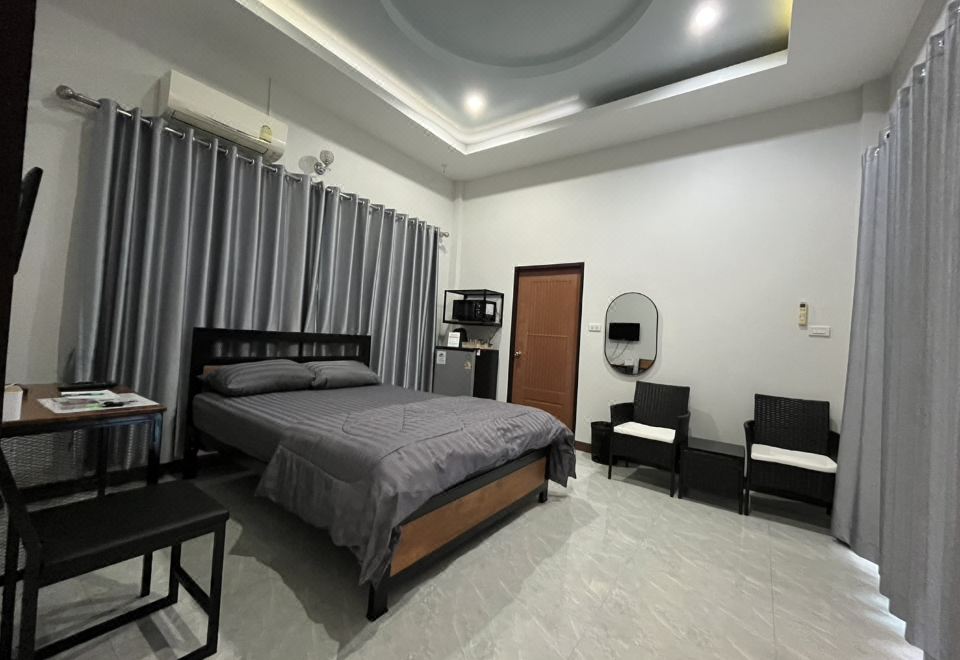ห้องพักดีไซน์ใหม่ของ JinPlace Hostel อำนาจเจริญ พร้อมเตียงใหญ่และมุมของใช้ในตัว