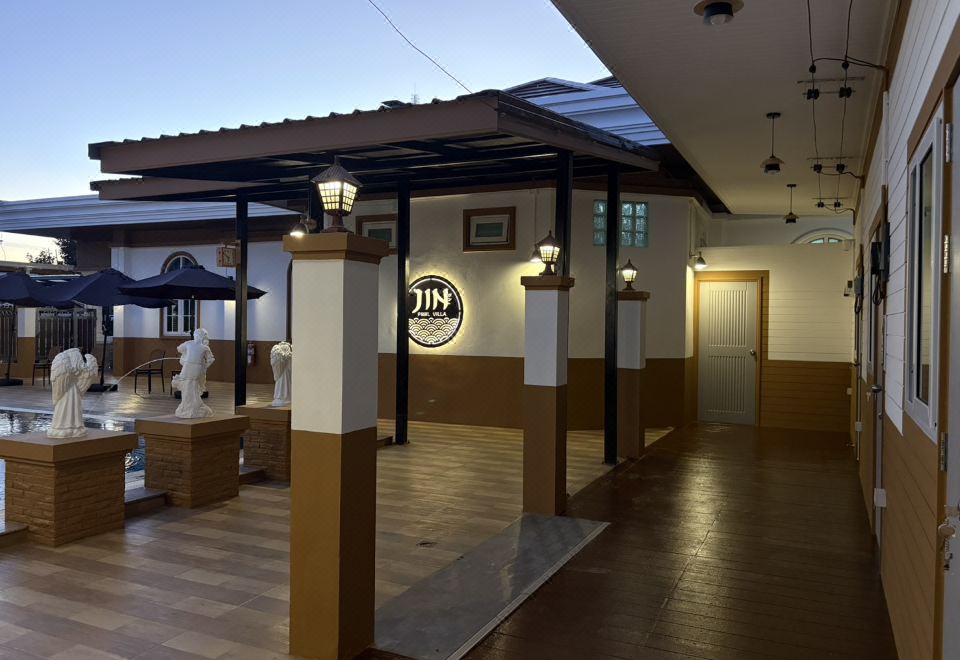 มุมห้องครอบครัววิวสระและบรรยากาศวิลล่าของ Jin Pool Villa Amnatcheroen