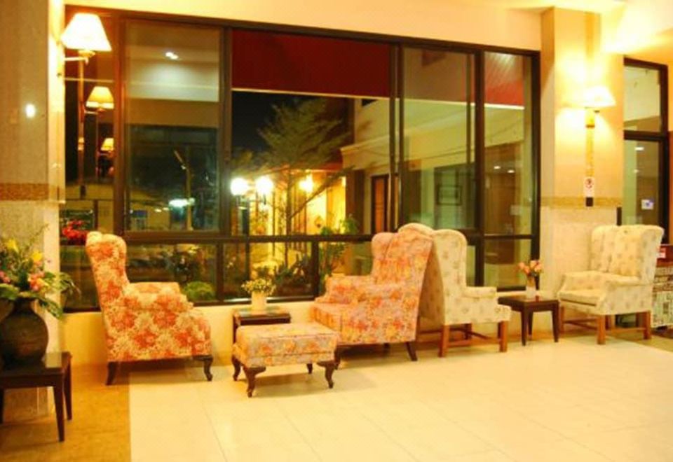 อาคารโรงแรม LJ The Emerald Hotel ริมถนนอรุณประเสริฐ ใจกลางเมืองอำนาจเจริญ