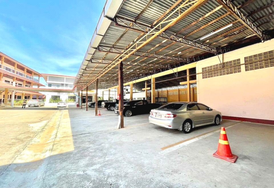 ห้องพักของ Nakarin Hotel อำนาจเจริญ เตียงสะอาด แอร์ ทีวี และตู้เย็นในห้อง