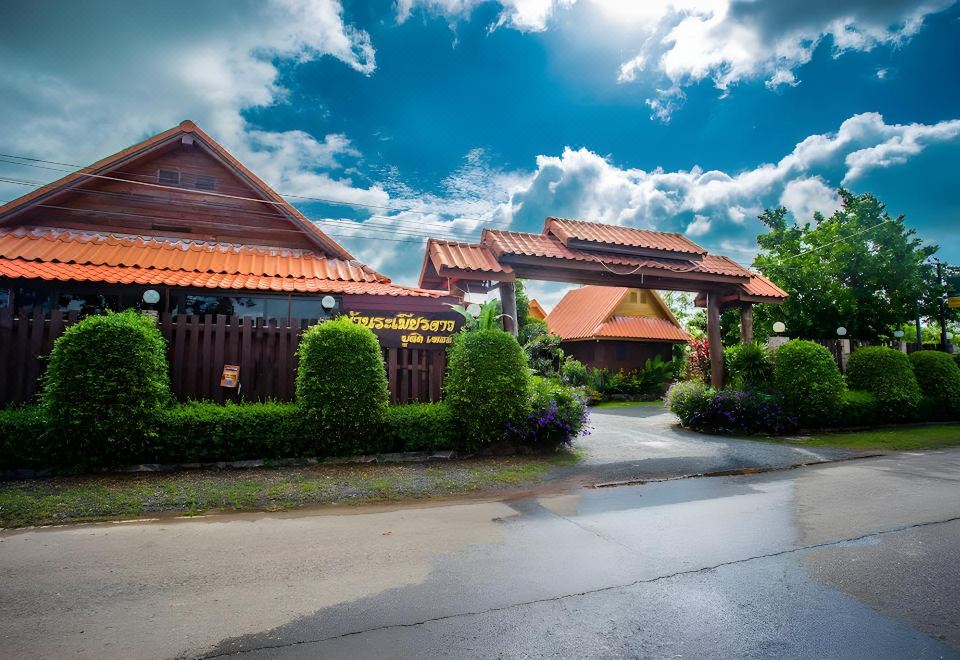 บริเวณอาคารและสวนของ Ramiarndao Boutique Place ท่ามกลางทุ่งนา ตำบลบุ่ง อำนาจเจริญ