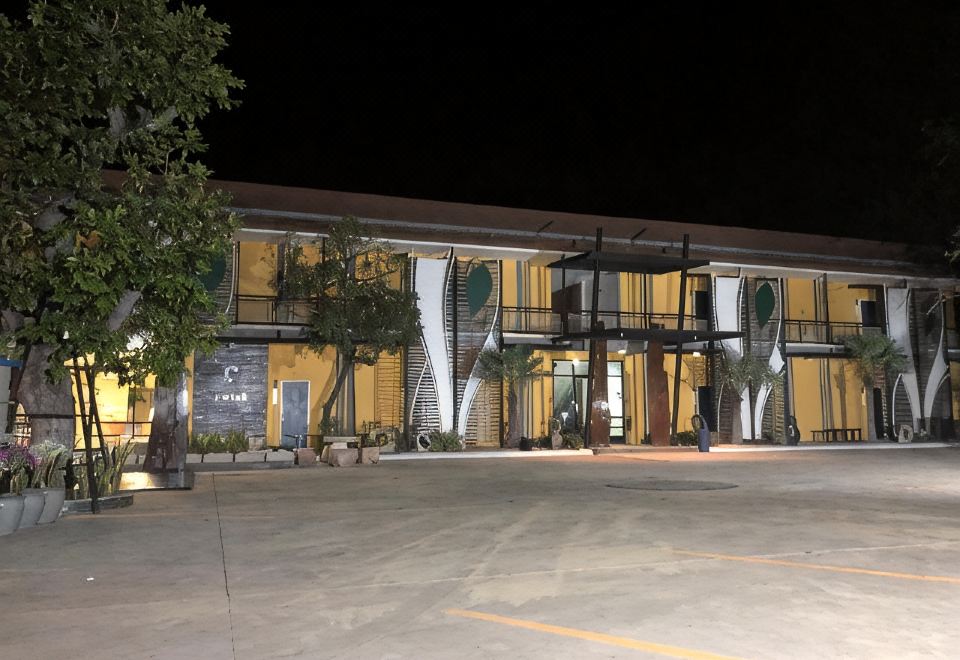 มุมห้องน้ำและฝักบัวของ The C Hotel อำนาจเจริญ สะอาด น้ำแรง