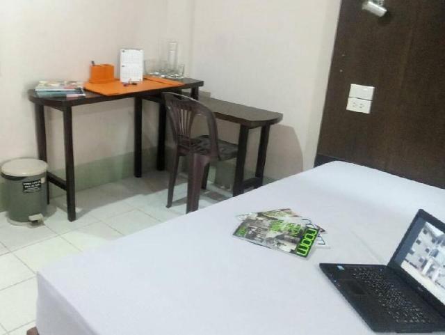 ห้องพักของ Zwahotel Amnatcharoen เตียงเรียบง่าย มีห้องน้ำในตัว