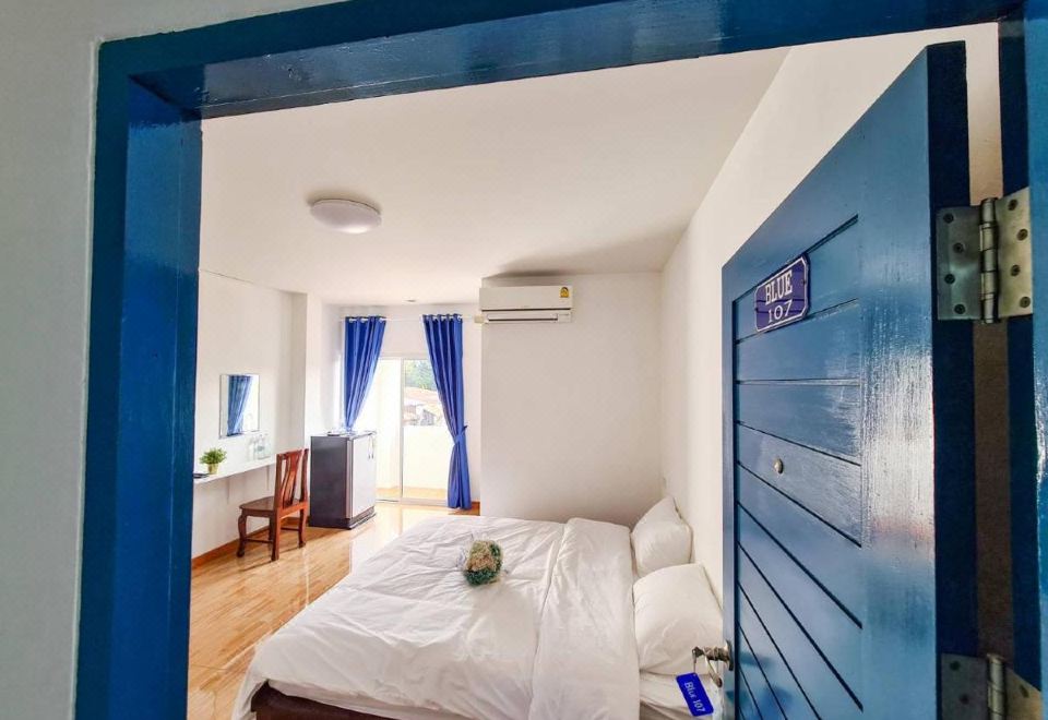ห้องพักสไตล์อะพาร์ตเมนต์มีระเบียงของ Blue House อ่างทอง
