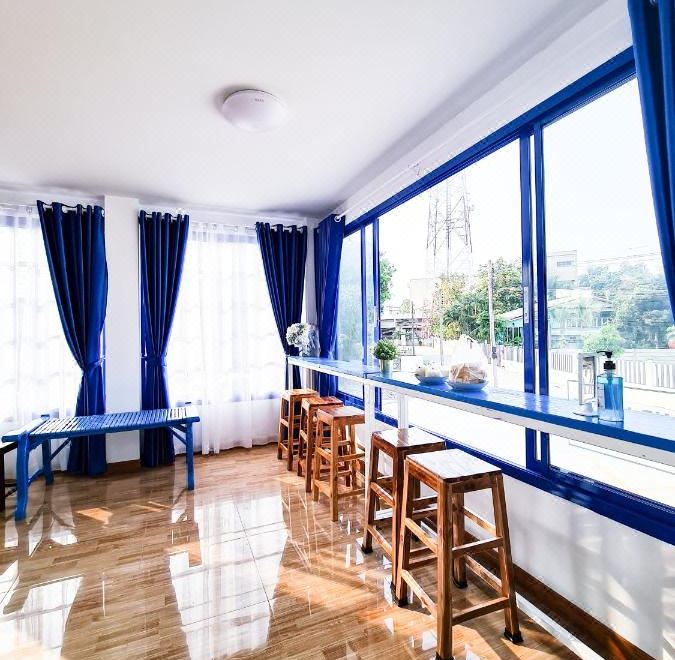 มุมห้องและห้องน้ำในตัวของ Blue House อ่างทอง