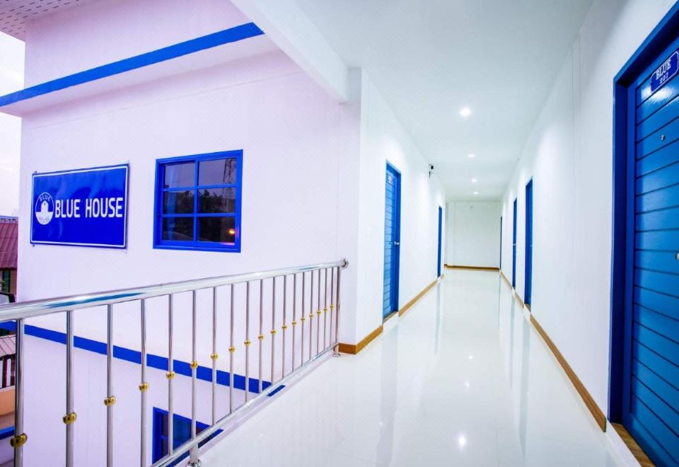 บรรยากาศภายนอกที่พักบูทีกเล็ก Blue House ตำบลตลาดหลวง อ่างทอง