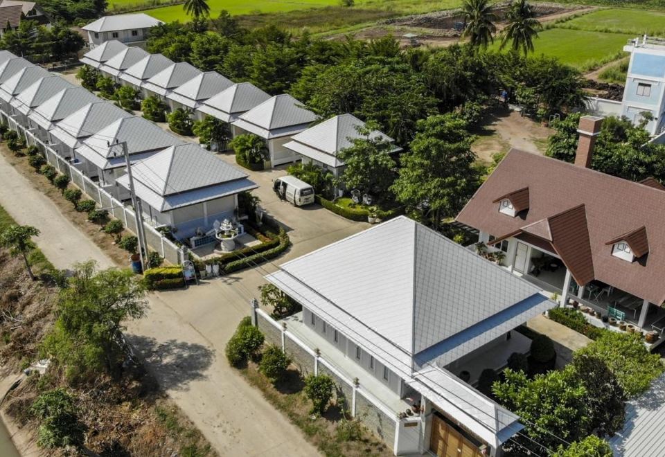 บรรยากาศสวนและอาคารห้องพักชั้นเดียวของ Bualuang Boutique Resort อ่างทอง