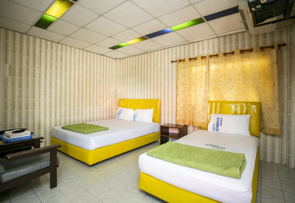 บรรยากาศสวนและอาคารห้องพักแยกหลังของ Bualuang Hotel อ่างทอง