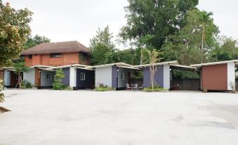 ห้องพักของ Hor Nok Hook Resort อ่างทอง เตียงใหญ่ แอร์เย็น สะอาด