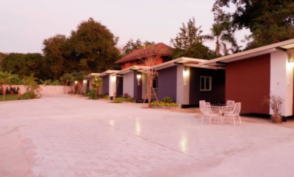 สวนและพื้นที่ส่วนกลางของ Hor Nok Hook Resort อ่างทอง บรรยากาศร่มรื่น