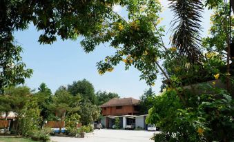 อาคารห้องพักและระเบียงส่วนตัวของ Hor Nok Hook Resort อ่างทอง