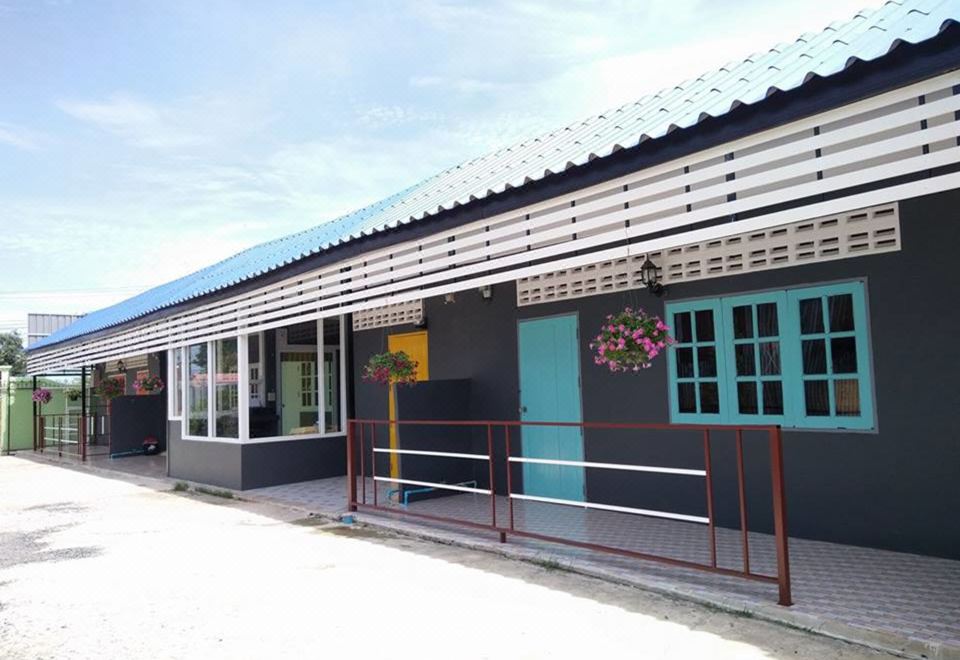 ห้องพักของ Jumbo Villa Resort อ่างทอง เตียงใหญ่ โทนอุ่น ห้องชั้นเดียวในสวน