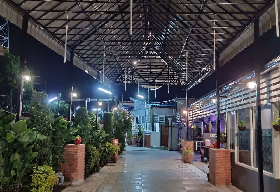 ห้องพักอีกแบบของ Jumbo Villa Resort อ่างทอง พร้อมของใช้พื้นฐานและระเบียง