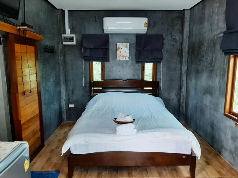 มุมศาลานั่งเล่นและบ่อปลาของ Mor Mor Resort อ่างทอง บรรยากาศชนบทร่มรื่น
