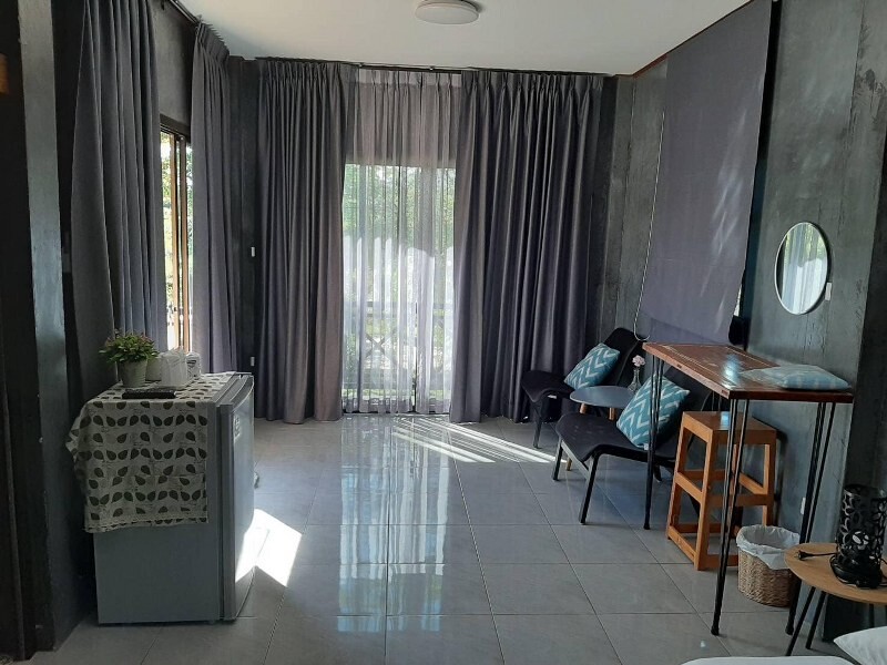 ห้องพักของ Mor Mor Resort อ่างทอง ตกแต่งเรียบสะอาด มีแอร์ ทีวี ตู้เย็น