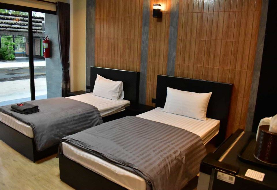อาคารห้องพักชั้นเดียวของ Ratchapruek DC Resort อ่างทอง จอดรถหน้าห้อง