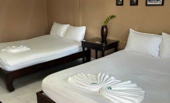 ห้องพักบังกะโลของ Rimchon Resort อ่างทอง เตียงคู่ ตกแต่งสว่างสบายตา
