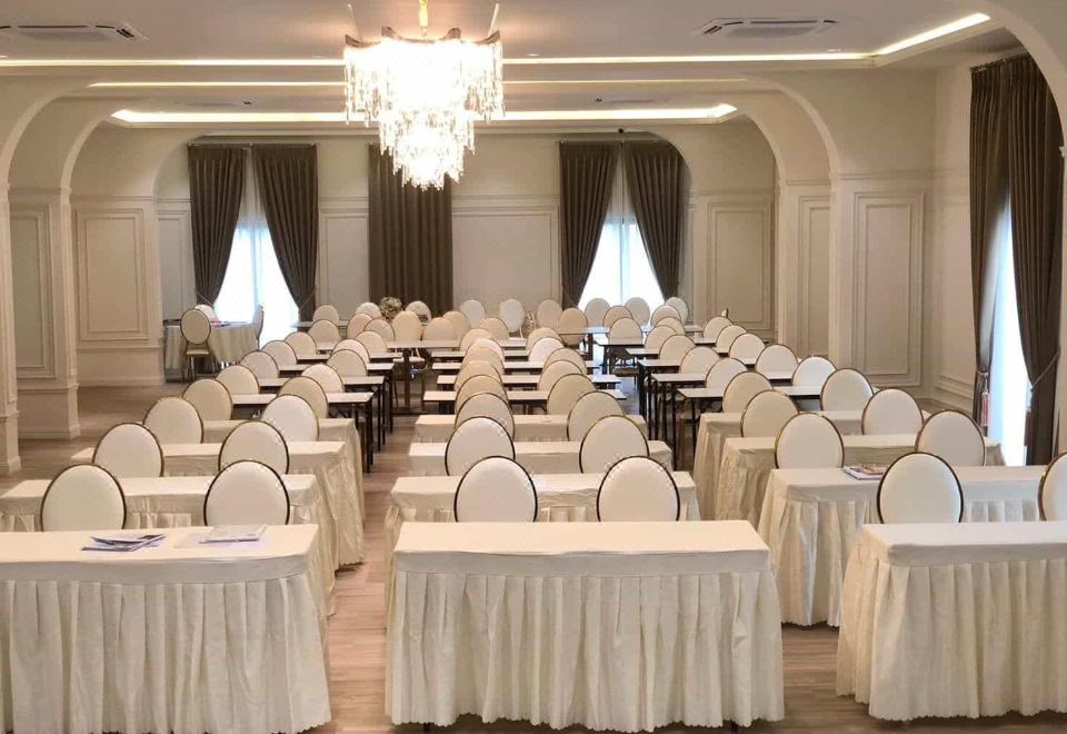 พื้นที่ส่วนกลางและด้านหน้าของ Suphorn Grand Hotel อ่างทอง