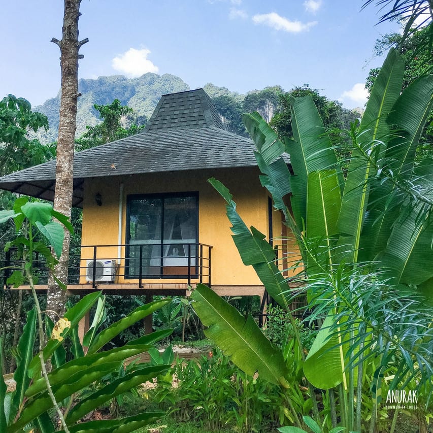 บังกะโลยกพื้นในสวนป่าของ Anurak Community Lodge ริมอุทยานแห่งชาติเขาสก