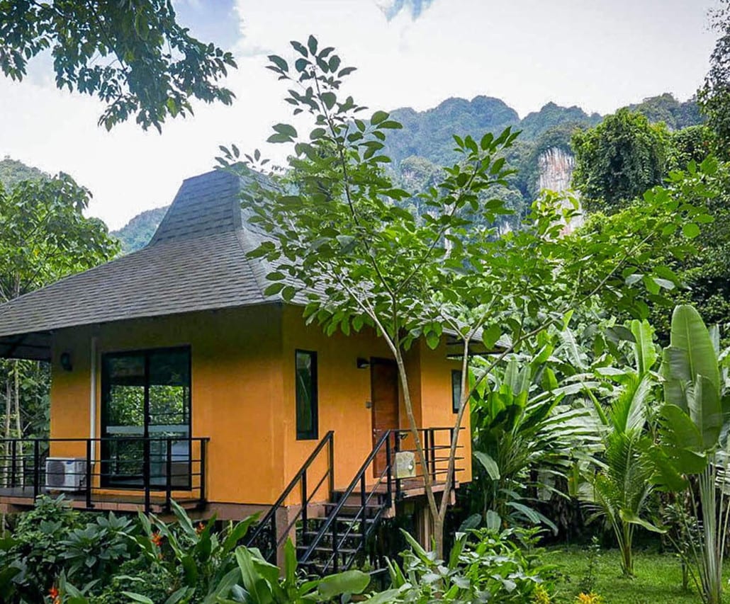 ร้านอาหาร Hornbill เปิดโล่งมองวิวป่าฝนและผาหินปูนที่ Anurak Community Lodge