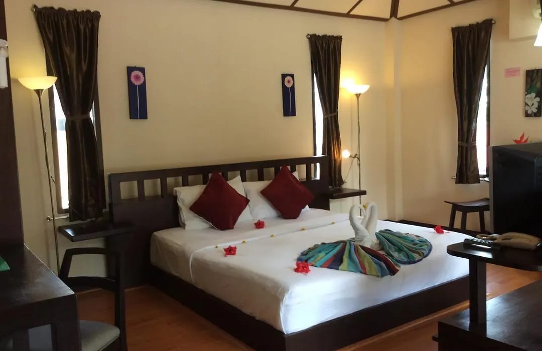 Garden and walkways within Anyavee Railay Resort on Railay East