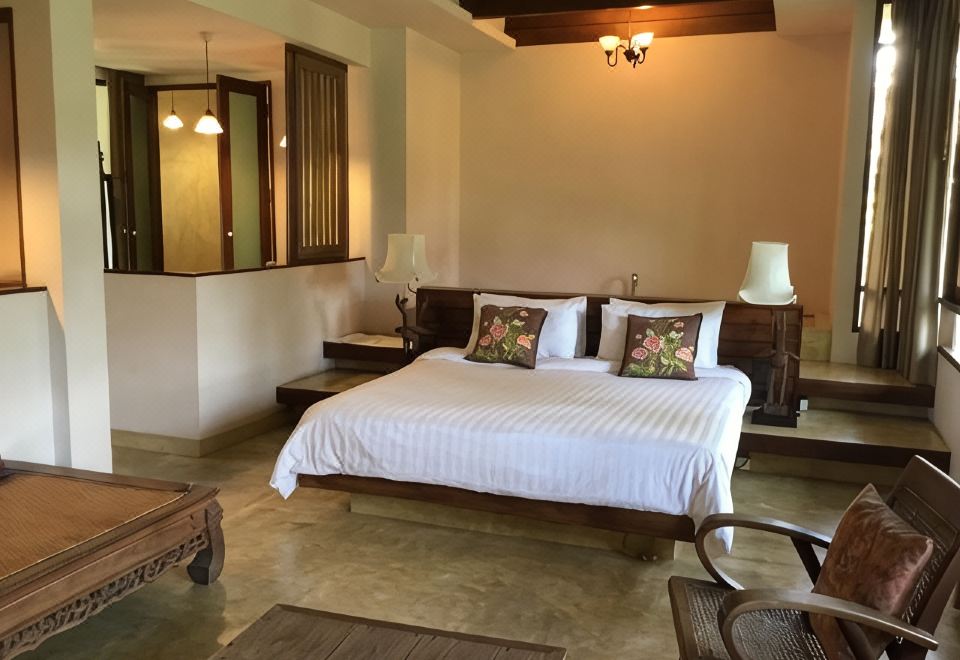 สวนร่มรื่นมีบ่อน้ำของ Baan Tye Wang Guesthouse เรือนไทยไม้อยู่ท่ามกลางต้นไม้