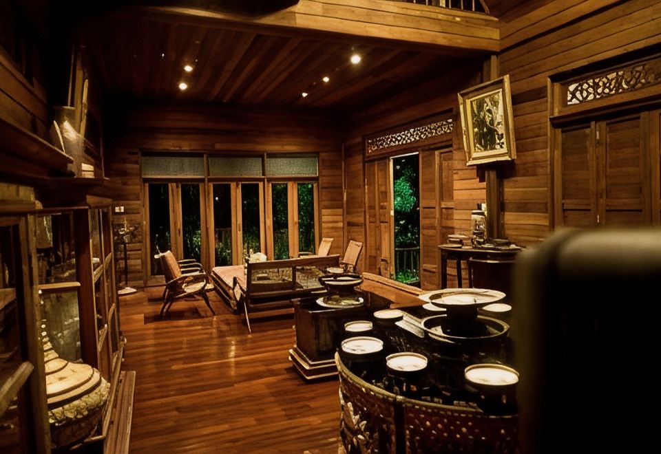 ห้องพักสไตล์ไทยของ Baan Tye Wang Guesthouse ตกแต่งด้วยไม้และผ้าไทย