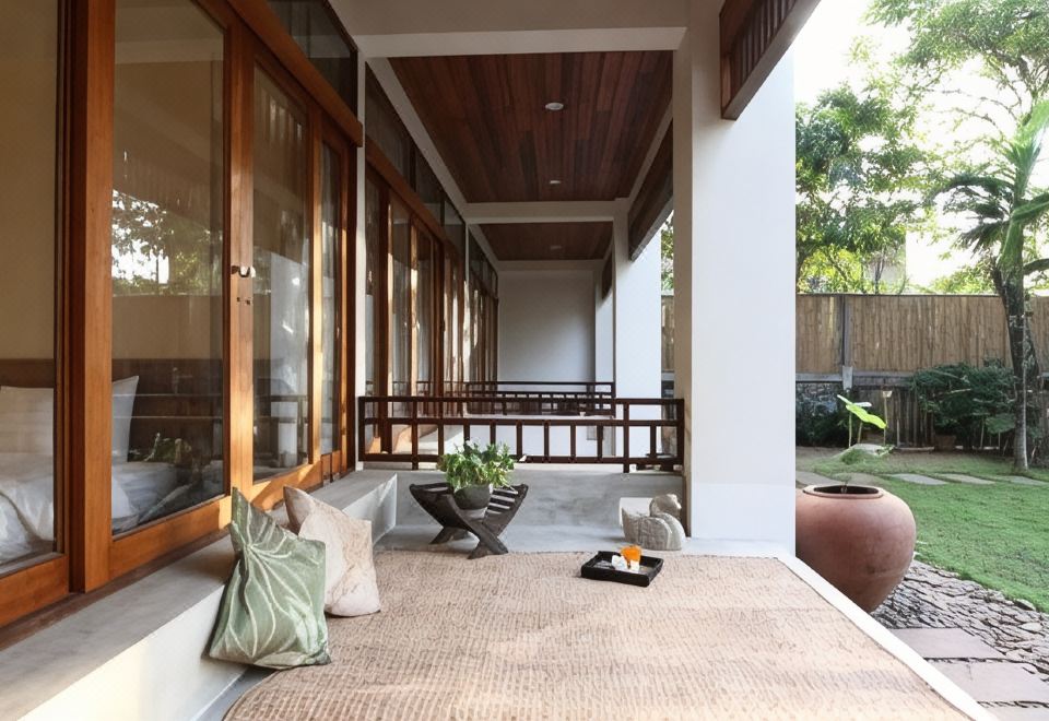 ห้องอาบน้ำกลางแจ้งแบบ rain shower ของ Baan Tye Wang Guesthouse