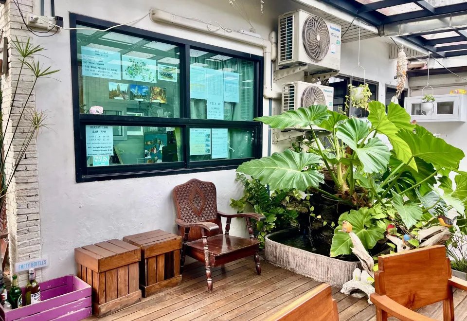 สวนและเฉลียงนั่งเล่นของ Early Bird Hostel อยุธยา