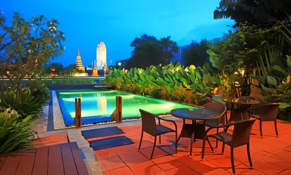 สระว่ายน้ำริมแม่น้ำของ iuDia Hotel มองข้ามแม่น้ำเจ้าพระยาไปเห็นเจดีย์วัดฝั่งตรงข้าม