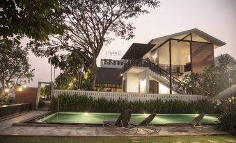 ห้องพักของ iuDia Hotel ตกแต่งอบอุ่นพร้อมระเบียงมองออกไปเห็นแม่น้ำ