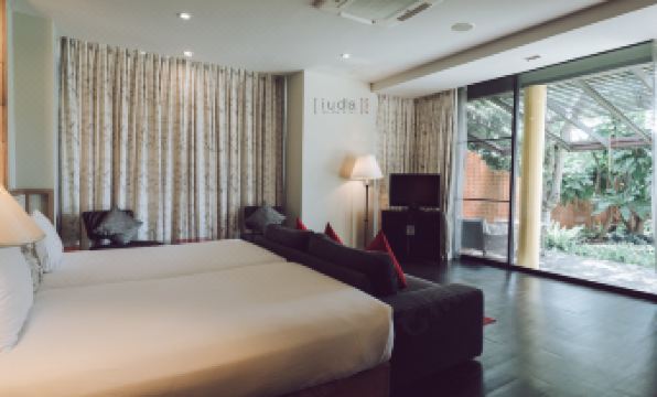 มุมคาเฟ่และพื้นที่นั่งเล่นริมน้ำของ iuDia Hotel บนเกาะเมืองอยุธยา