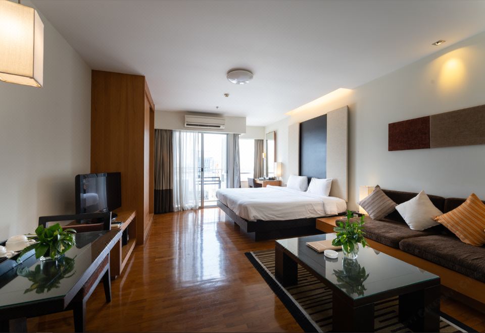 ห้องสวีทของ Kantary Hotel Ayutthaya กว้างขวาง มีมุมครัวและพื้นที่นั่งเล่น