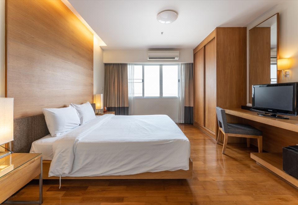 สระว่ายน้ำกลางแจ้งของ Kantary Hotel Ayutthaya ในบรรยากาศร่มรื่น